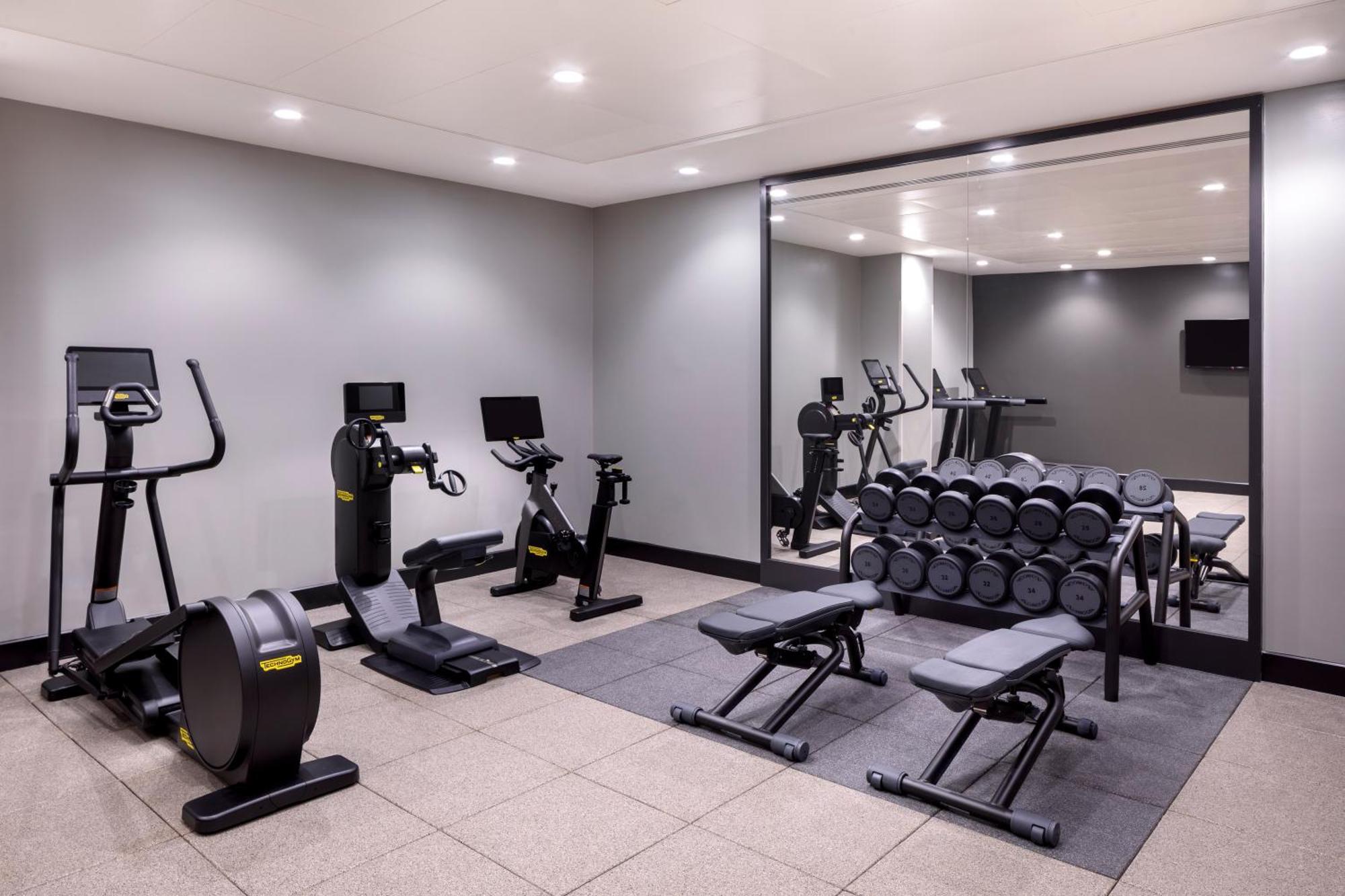 Hilton Woking Hotel Екстериор снимка