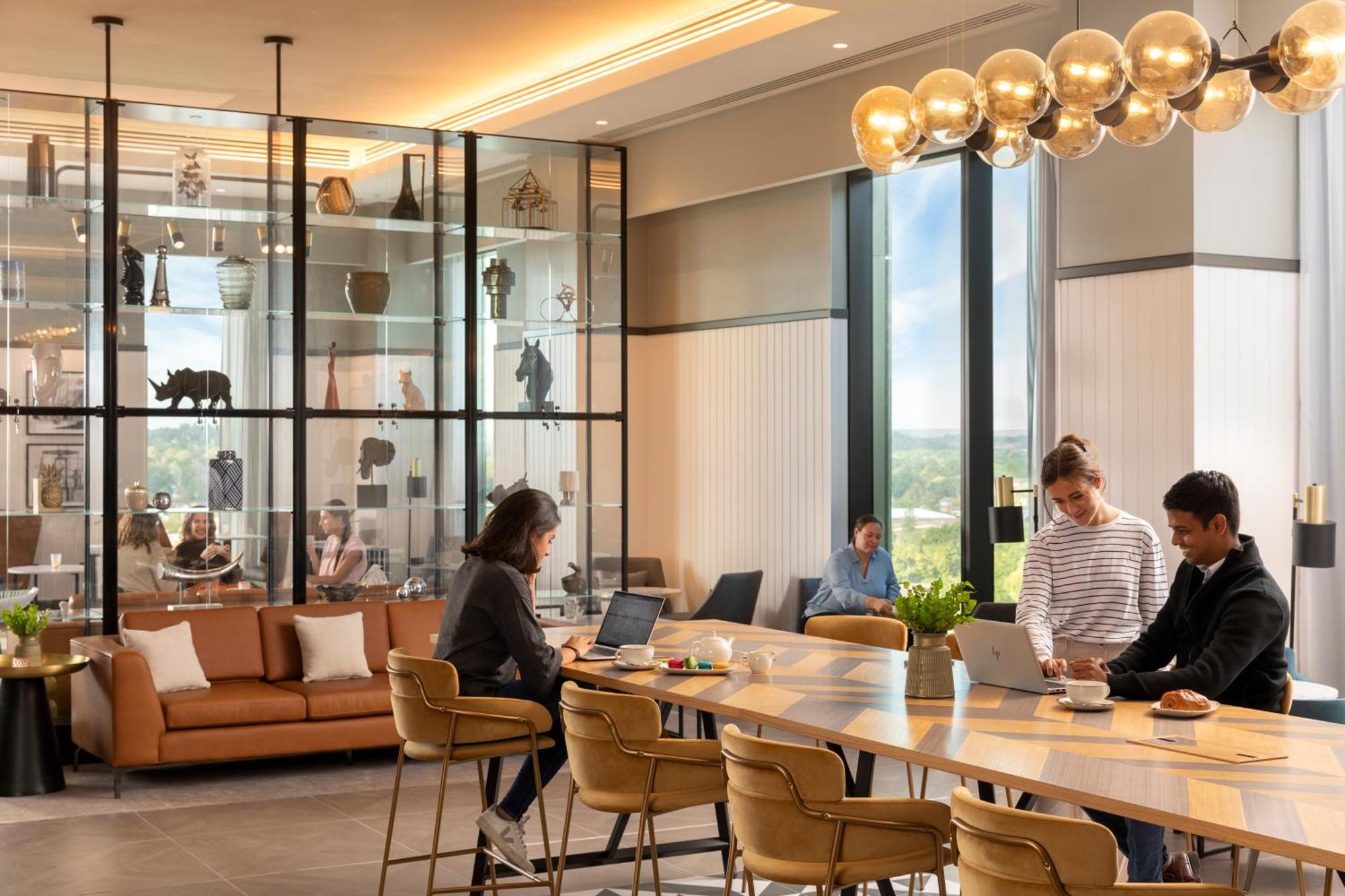 Hilton Woking Hotel Екстериор снимка