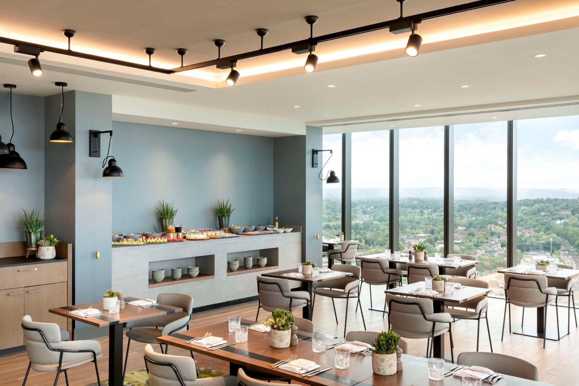 Hilton Woking Hotel Екстериор снимка