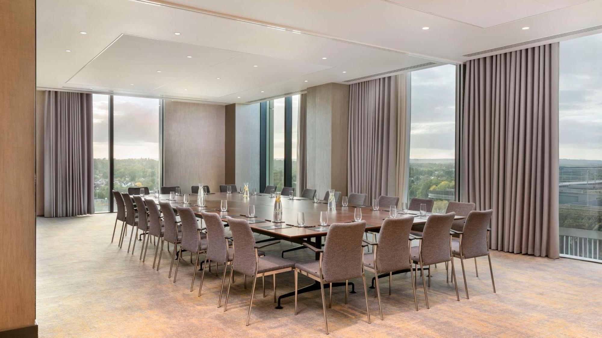 Hilton Woking Hotel Екстериор снимка