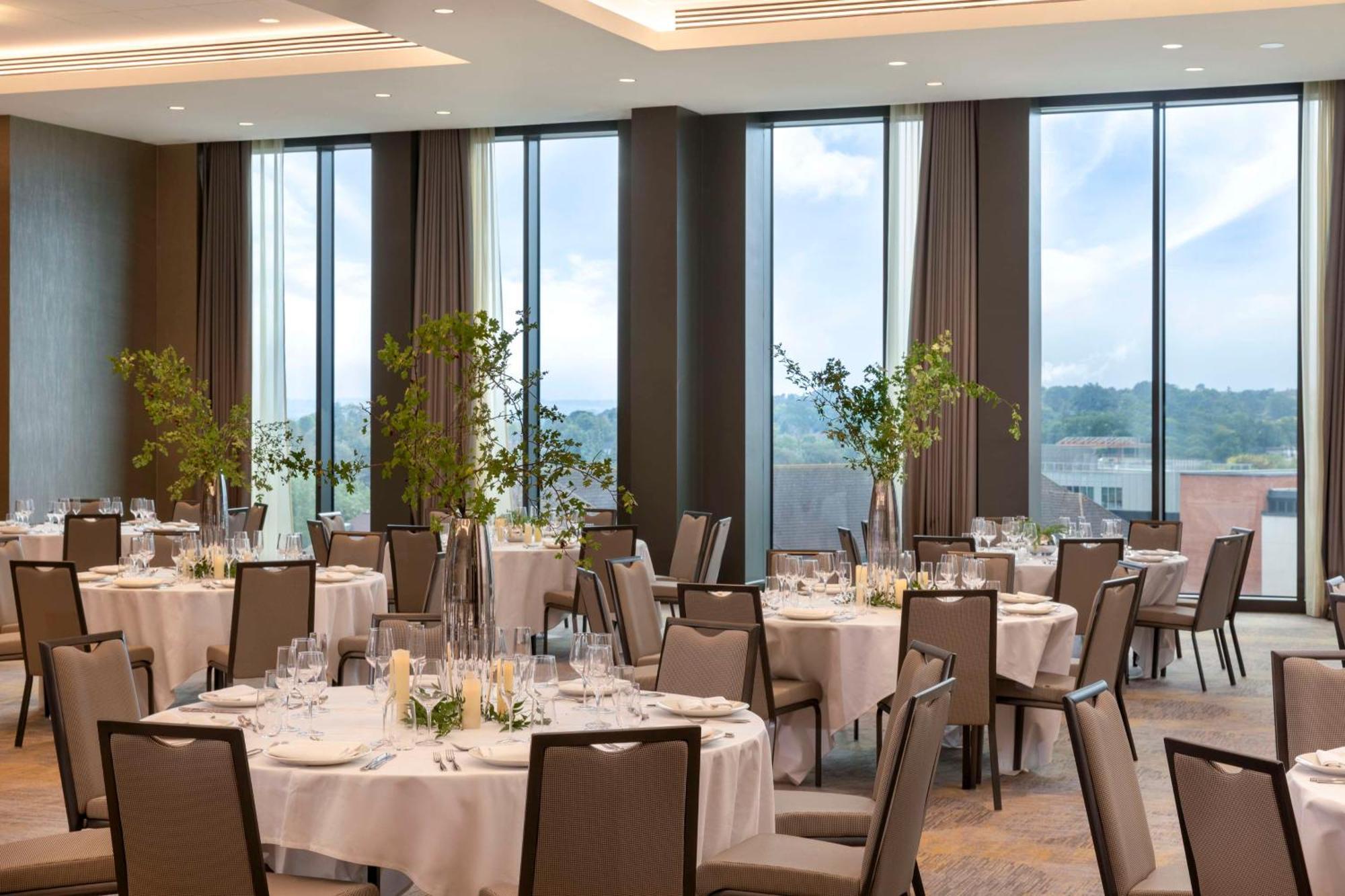 Hilton Woking Hotel Екстериор снимка