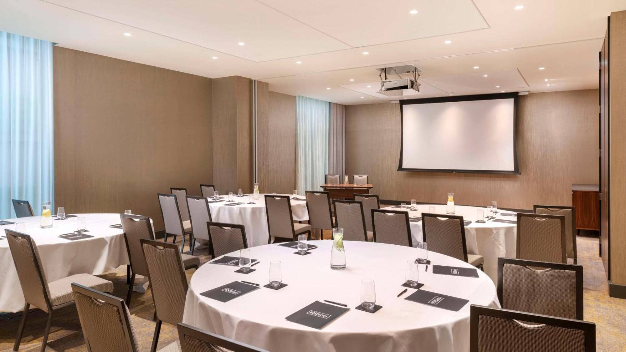Hilton Woking Hotel Екстериор снимка