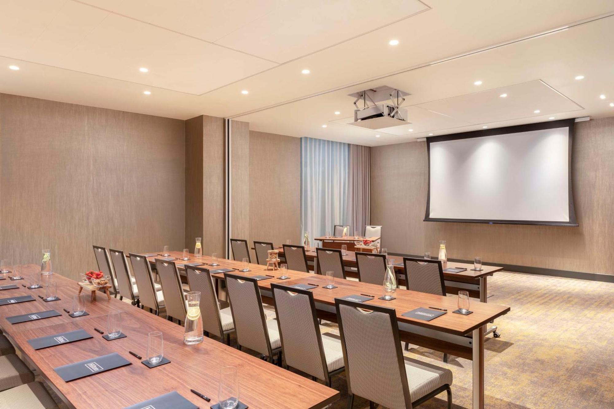 Hilton Woking Hotel Екстериор снимка
