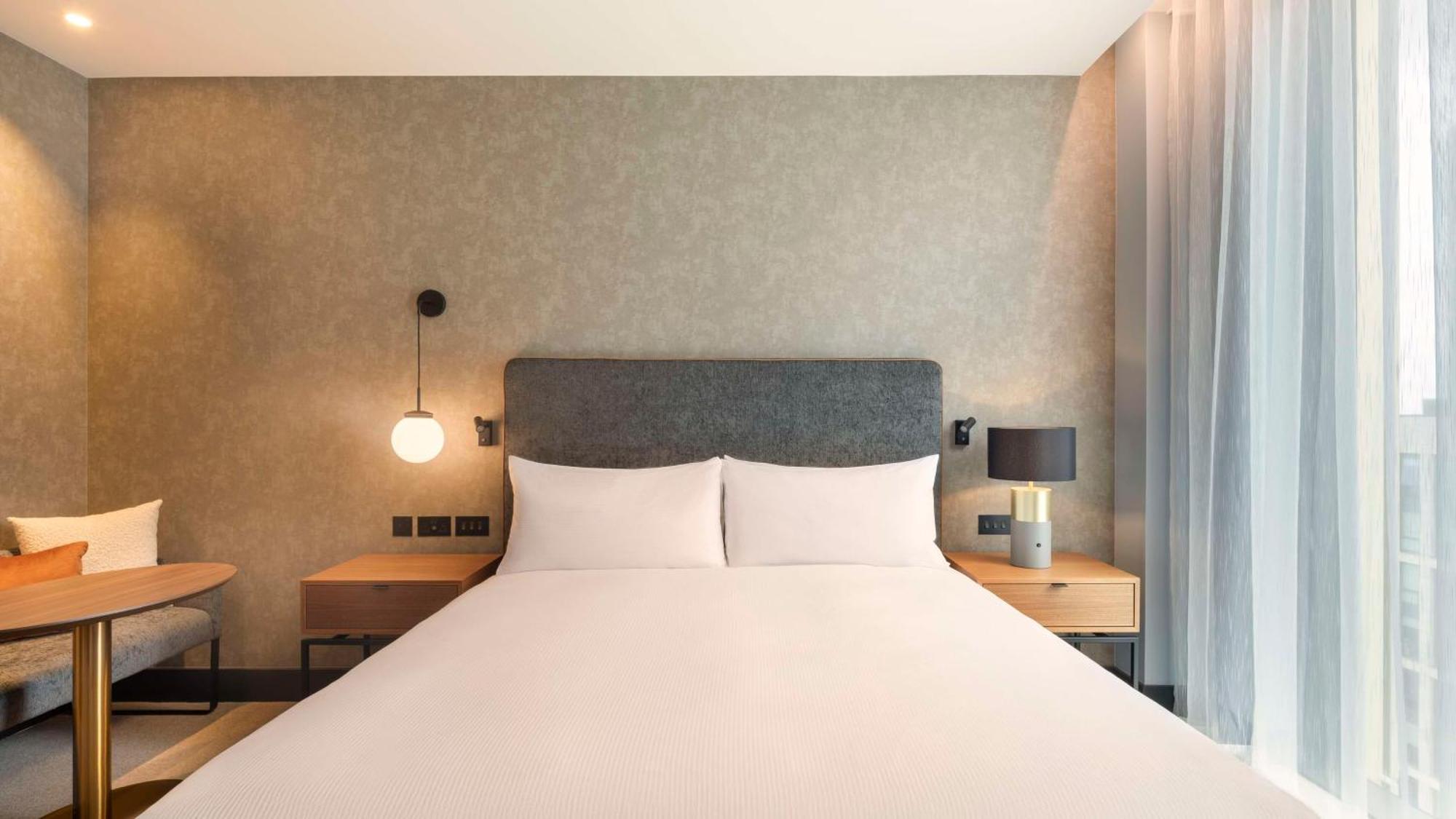 Hilton Woking Hotel Екстериор снимка