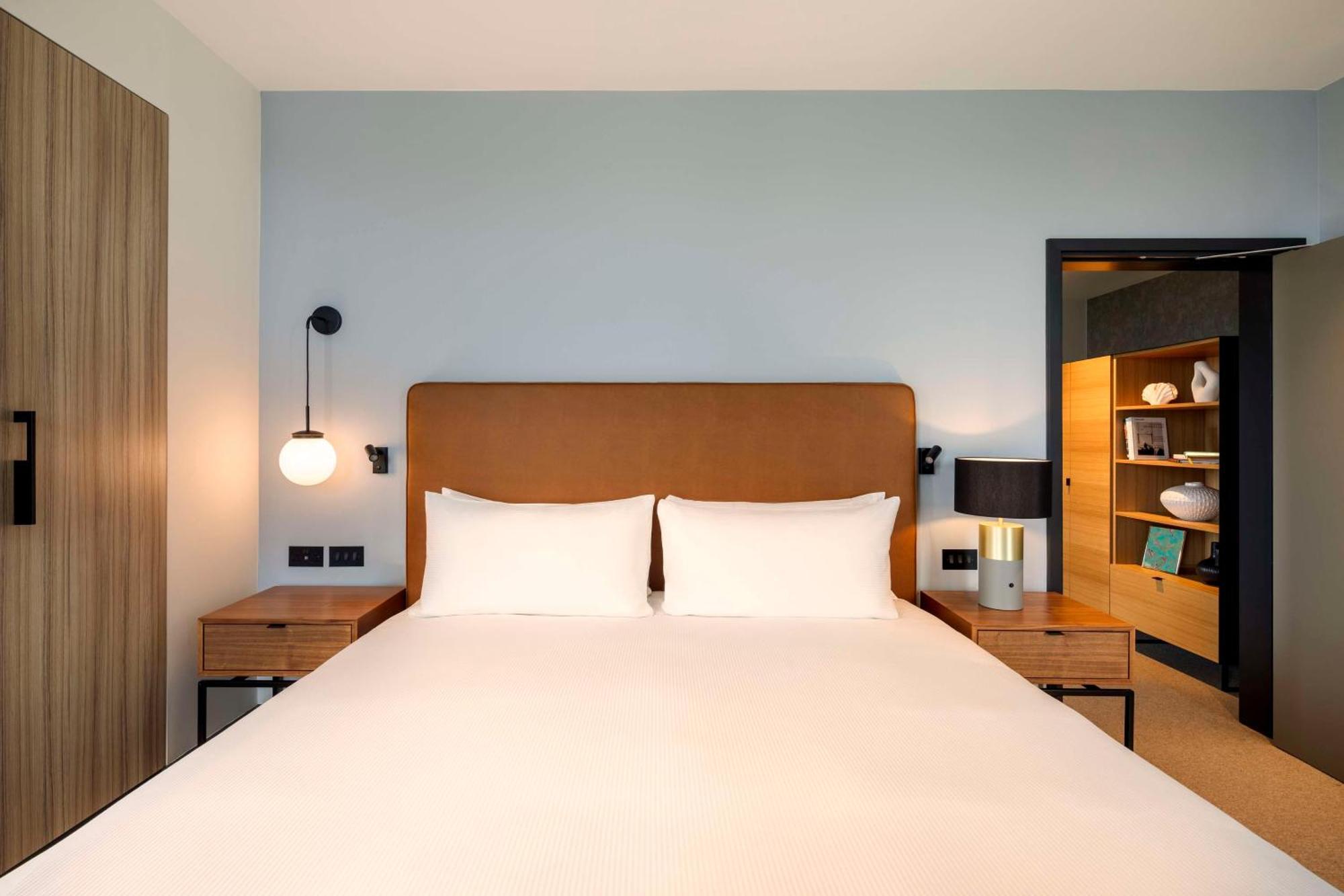 Hilton Woking Hotel Екстериор снимка
