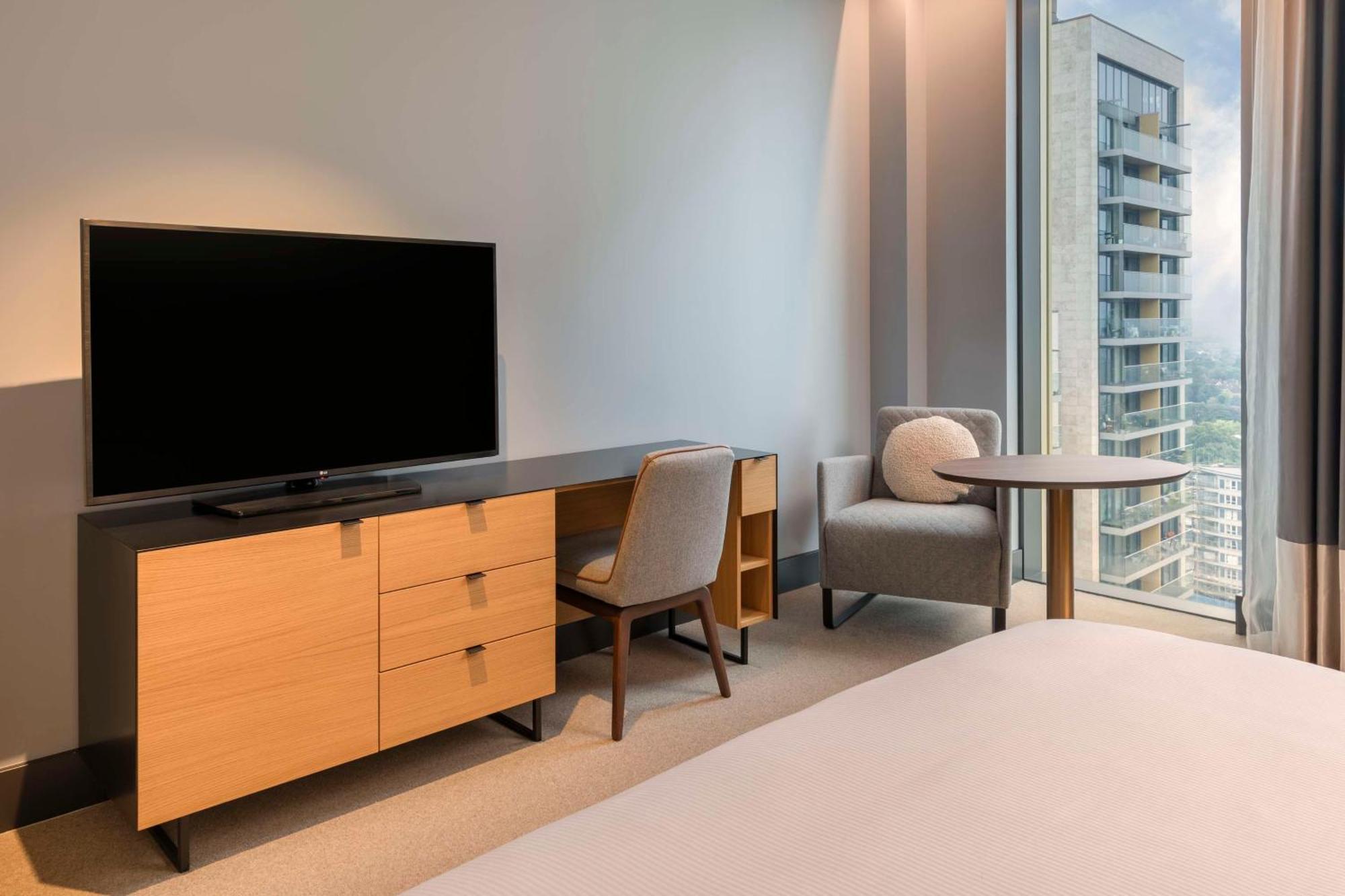 Hilton Woking Hotel Екстериор снимка