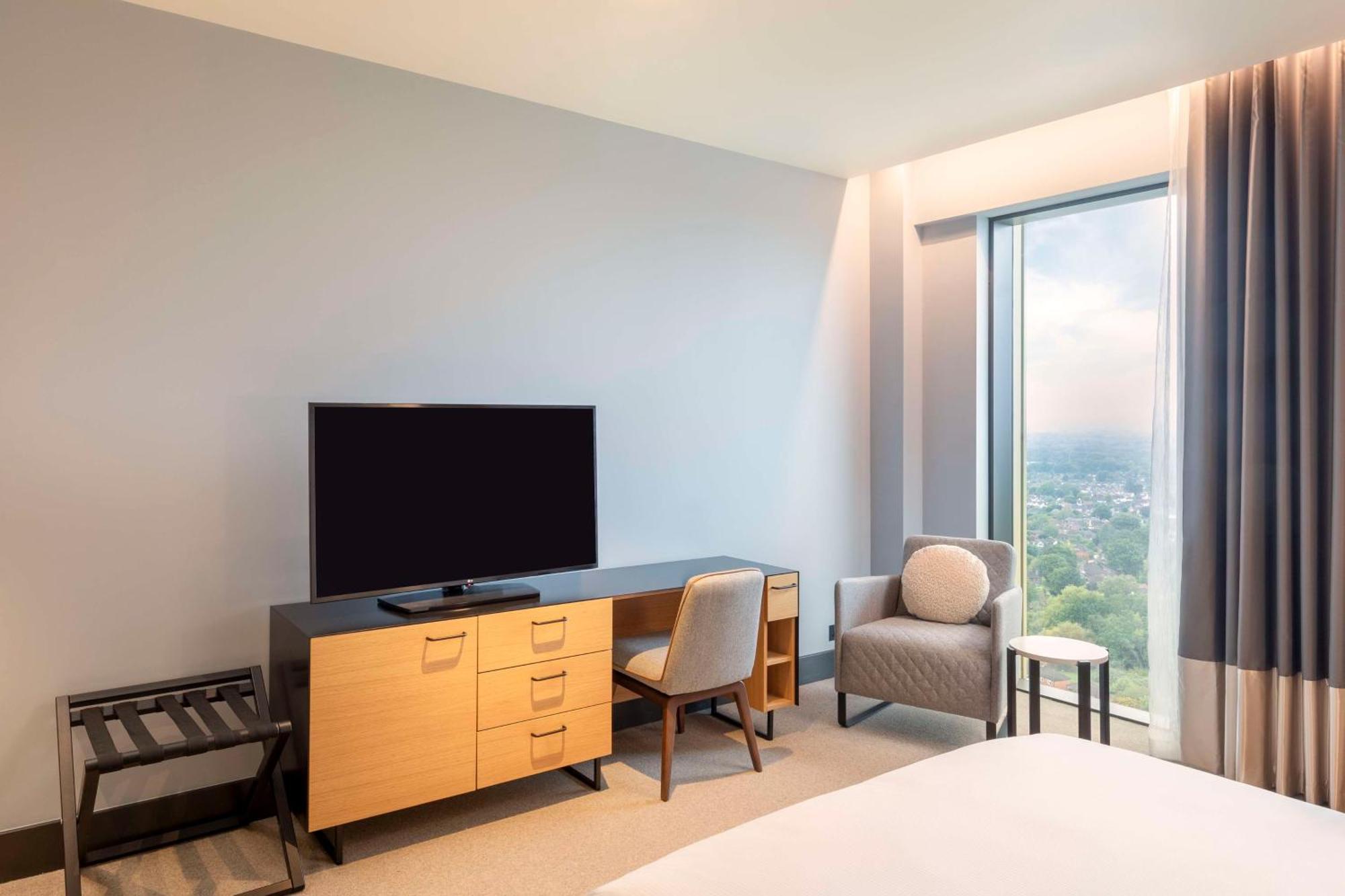Hilton Woking Hotel Екстериор снимка