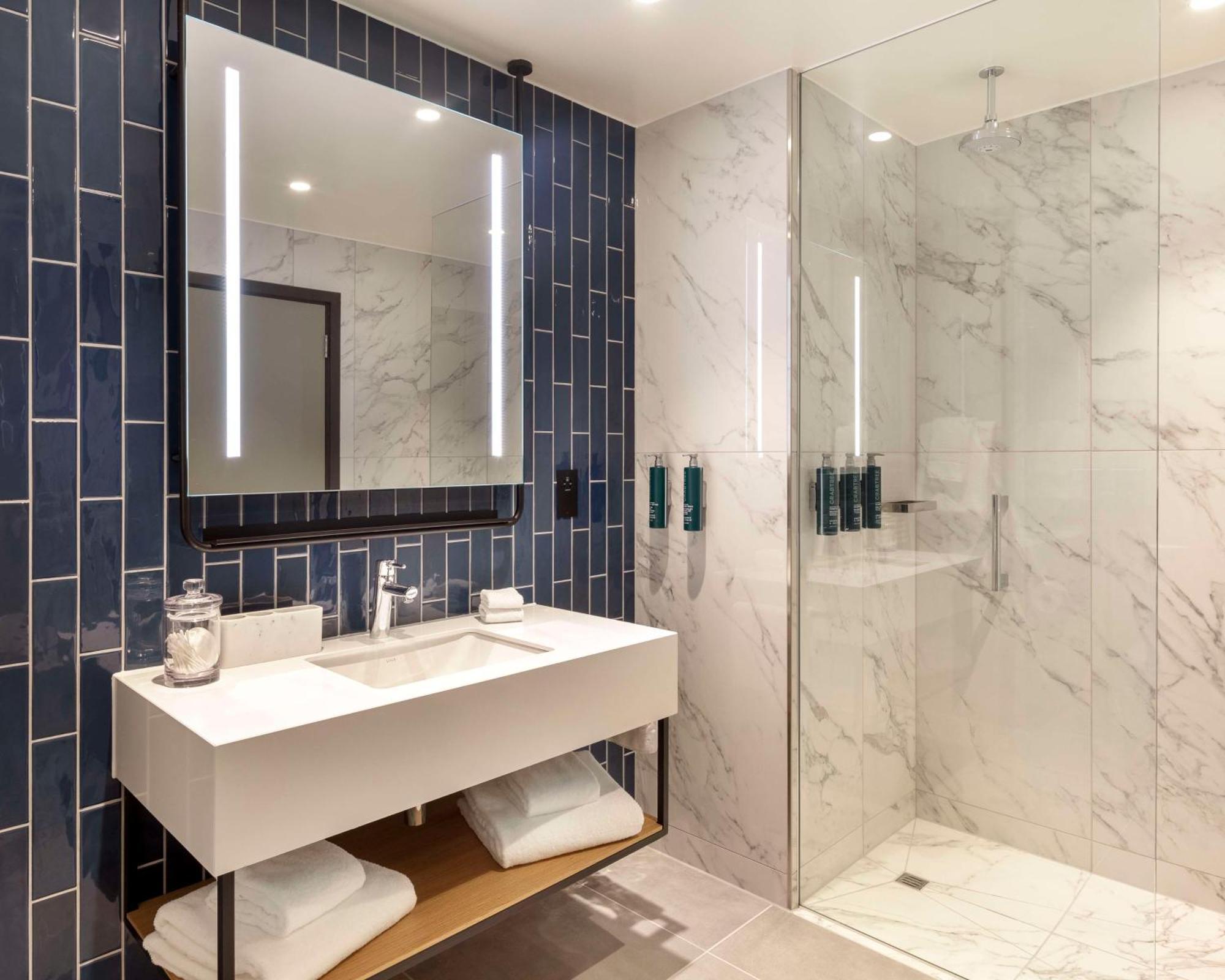Hilton Woking Hotel Екстериор снимка
