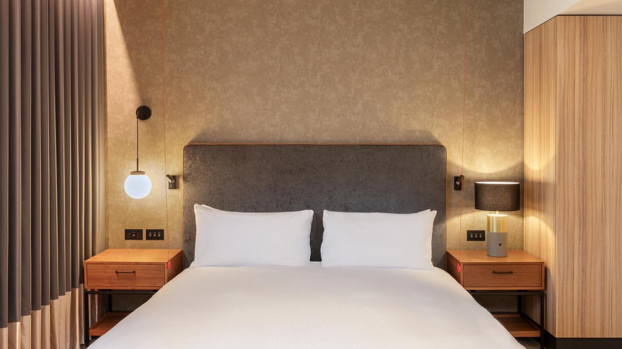 Hilton Woking Hotel Екстериор снимка