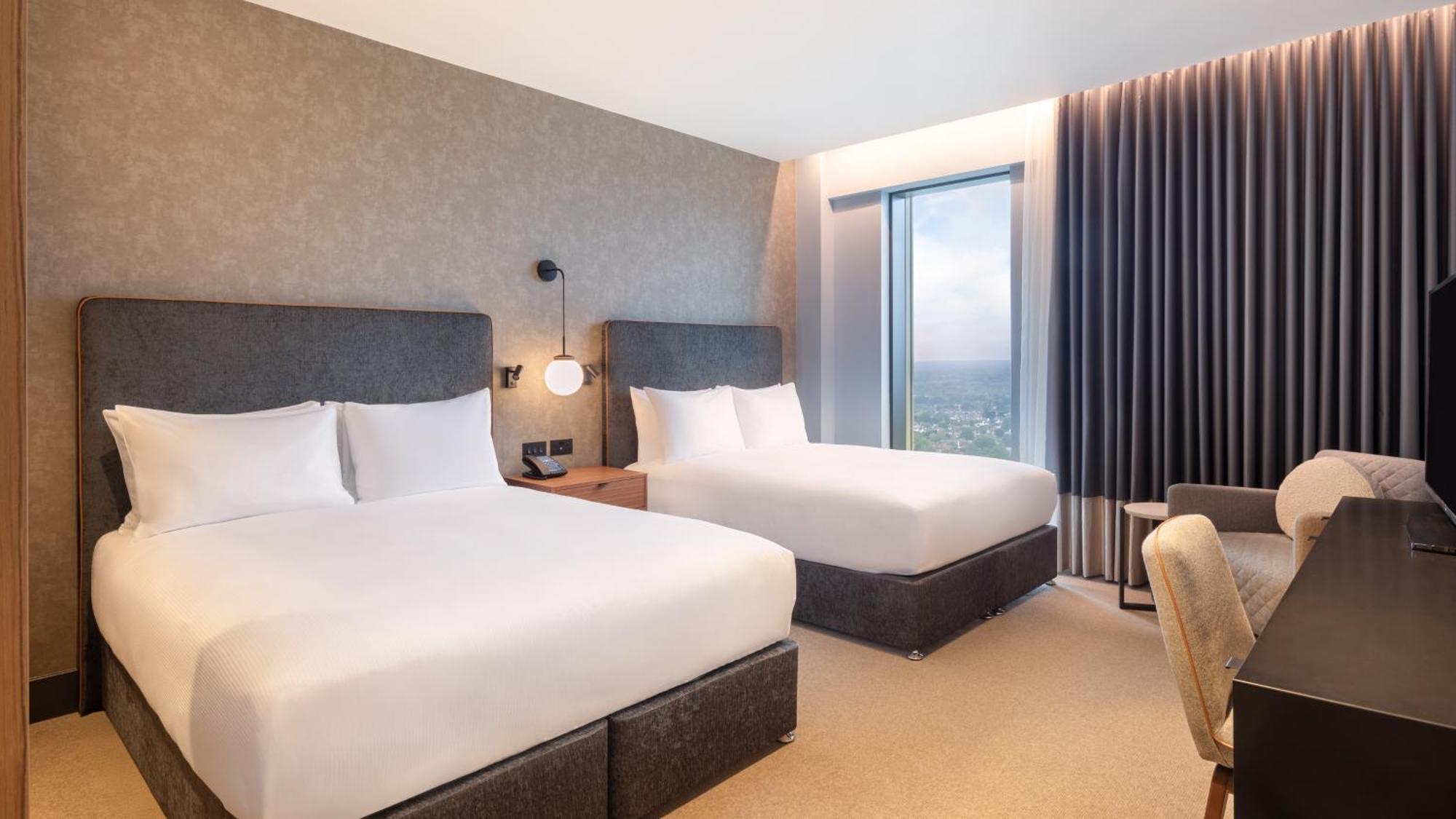 Hilton Woking Hotel Екстериор снимка