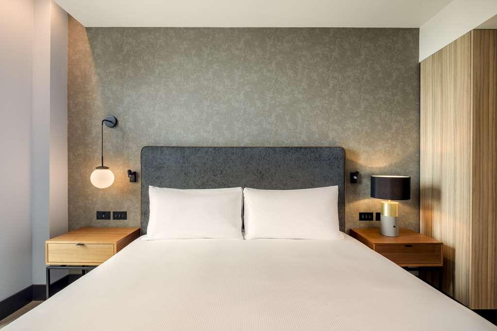 Hilton Woking Hotel Стая снимка