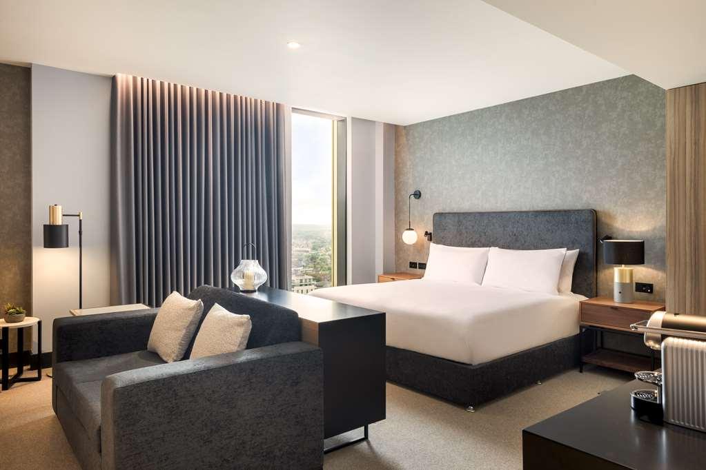 Hilton Woking Hotel Стая снимка